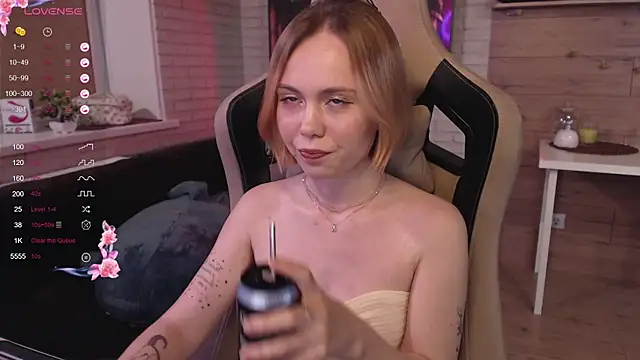 Snapshot of lucy_mirror chatting on 09/17/25, 08:11 lucy mirror online show from 09/17/25, 08:11