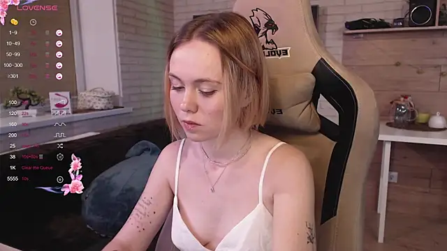 Snapshot of lucy_mirror chatting on 09/14/25, 09:04 lucy mirror online show from 09/14/25, 09:04