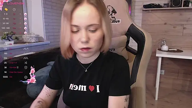 Snapshot of lucy_mirror chatting on 10/13/25, 09:16 lucy mirror online show from 10/13/25, 09:16