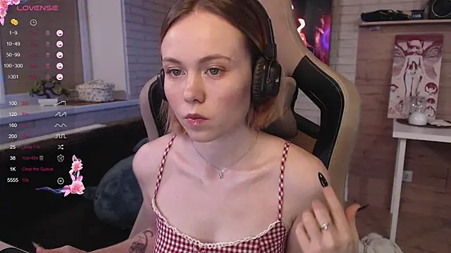 Snapshot of lucy_mirror chatting on 10/15/25, 09:23 lucy mirror online show from 10/15/25, 09:23