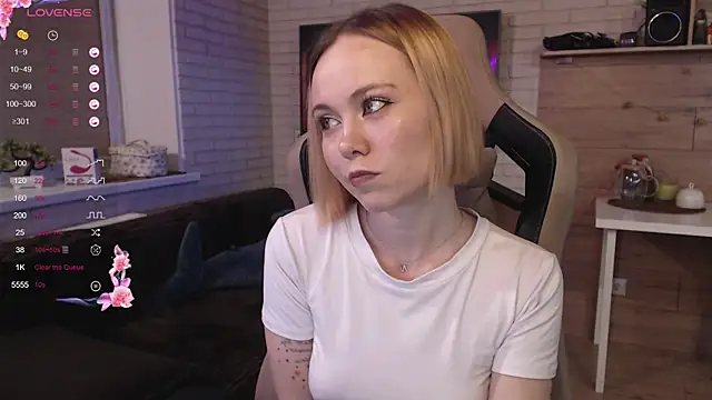 Snapshot of lucy_mirror chatting on 09/13/25, 09:15 lucy mirror online show from 09/13/25, 09:15