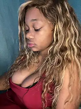 Snapshot of CharismaaBanx chatting on 02/12/25, 01:30 CharismaaBanx online show from 02/12/25, 01:30