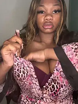 Snapshot of CharismaaBanx chatting on 12/07/24, 08:27 CharismaaBanx online show from 12/07/24, 08:27