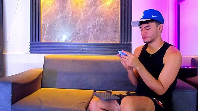 liam genner  online show from 11/17/25, 08:13