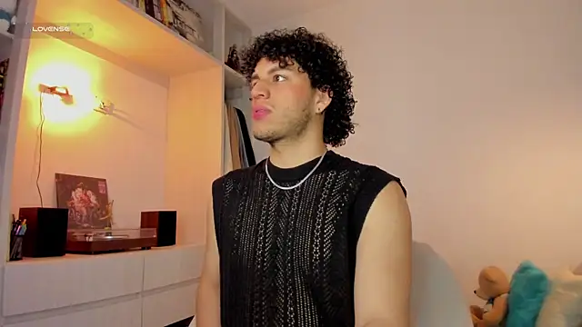 Snapshot of Curlblue chatting on 12/14/25, 12:11 Curlblue online show from 12/14/25, 12:11