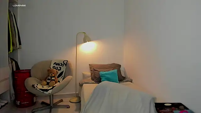 Snapshot of Curlblue chatting on 10/28/25, 06:56 Curlblue online show from 10/28/25, 06:56