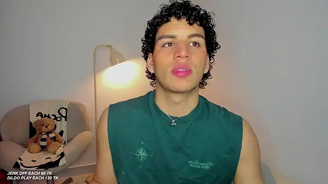 Snapshot of Curlblue chatting on 10/29/25, 11:42 Curlblue online show from 10/29/25, 11:42