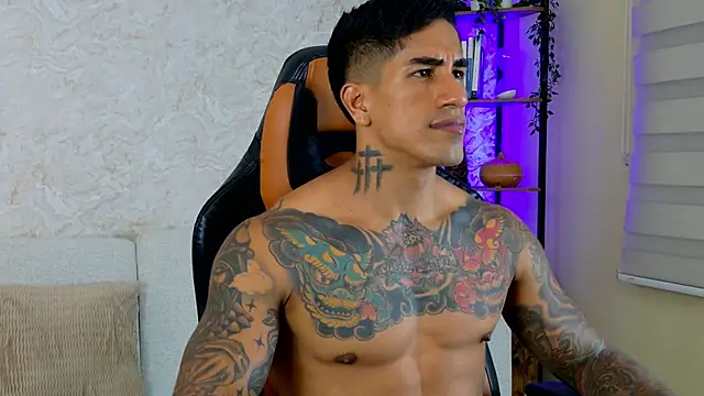 Snapshot of AdanReilly chatting on 03/16/25, 12:01 AdanReilly online show from 03/16/25, 12:01