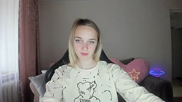 Snapshot of RouseReed chatting on 10/10/25, 12:06 RouseReed online show from 10/10/25, 12:06