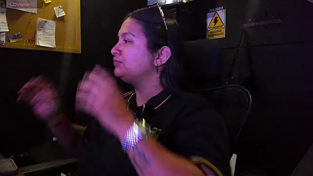 Snapshot of Mia_oficial chatting on 12/19/25, 04:05 Mia oficial online show from 12/19/25, 04:05