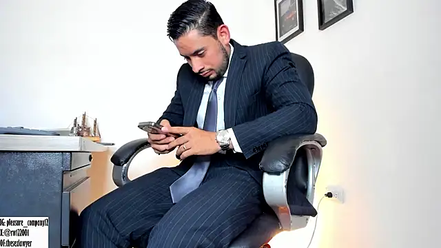 Snapshot of thesexlawyer1 chatting on 02/15/25, 10:00 thesexlawyer1 online show from 02/15/25, 10:00