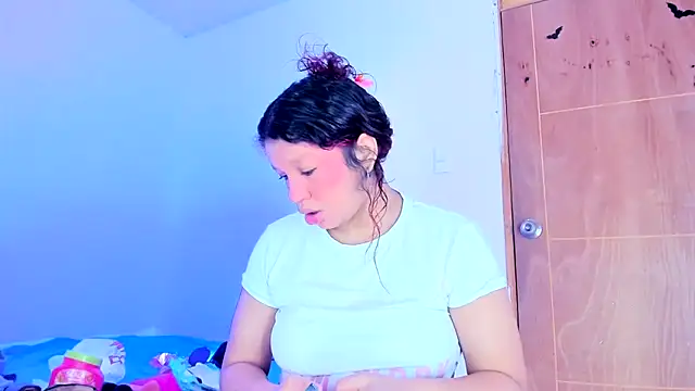 Snapshot of Emily_Coper18 chatting on 06/02/26, 01:44 Emily Coper18 online show from 06/02/26, 01:44