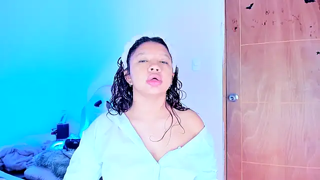 Emily Coper18 online show from 05/17/26, 02:17
