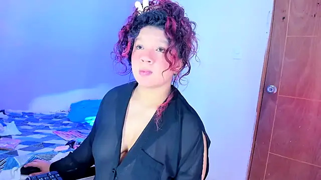 Snapshot of Emily_Coper18 chatting on 06/21/26, 03:01 Emily Coper18 online show from 06/21/26, 03:01