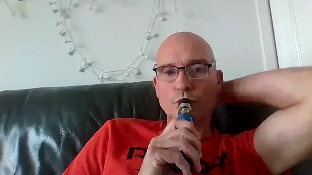 Snapshot of mrtickle0025 chatting on 10/06/25, 09:32 mrtickle0025 online show from 10/06/25, 09:32