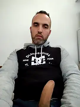 Snapshot of leon3875 chatting on 09/09/25, 03:21 leon3875 online show from 09/09/25, 03:21