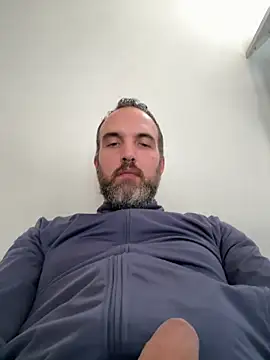 Snapshot of leon3875 chatting on 05/15/26, 03:32 leon3875 online show from 05/15/26, 03:32