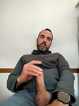 Snapshot of leon3875 chatting on 12/22/25, 03:23 leon3875 online show from 12/22/25, 03:23