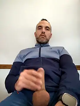 Snapshot of leon3875 chatting on 11/18/25, 03:26 leon3875 online show from 11/18/25, 03:26