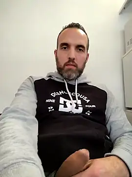 Snapshot of leon3875 chatting on 09/30/25, 03:29 leon3875 online show from 09/30/25, 03:29