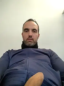 Snapshot of leon3875 chatting on 10/17/25, 03:25 leon3875 online show from 10/17/25, 03:25