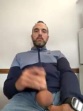 Snapshot of leon3875 chatting on 12/05/25, 03:32 leon3875 online show from 12/05/25, 03:32