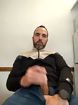 Snapshot of leon3875 chatting on 10/08/25, 03:35 leon3875 online show from 10/08/25, 03:35