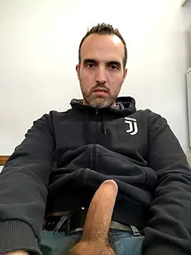 Snapshot of leon3875 chatting on 10/15/25, 03:31 leon3875 online show from 10/15/25, 03:31