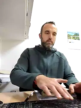 Snapshot of leon3875 chatting on 03/08/25, 01:57 leon3875 online show from 03/08/25, 01:57