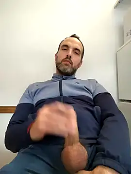 Snapshot of leon3875 chatting on 10/28/25, 03:33 leon3875 online show from 10/28/25, 03:33