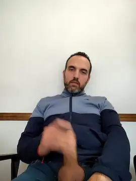 Snapshot of leon3875 chatting on 10/31/25, 03:30 leon3875 online show from 10/31/25, 03:30