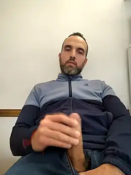 Snapshot of leon3875 chatting on 09/25/25, 03:29 leon3875 online show from 09/25/25, 03:29