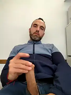 Snapshot of leon3875 chatting on 09/24/25, 03:29 leon3875 online show from 09/24/25, 03:29