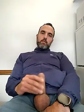 Snapshot of leon3875 chatting on 12/19/25, 03:25 leon3875 online show from 12/19/25, 03:25