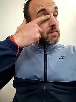 Snapshot of leon3875 chatting on 10/27/25, 03:24 leon3875 online show from 10/27/25, 03:24