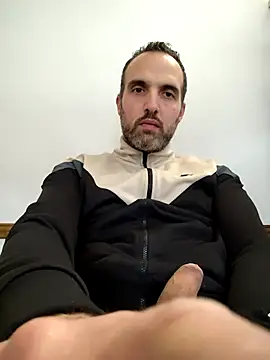 Snapshot of leon3875 chatting on 10/23/25, 03:32 leon3875 online show from 10/23/25, 03:32