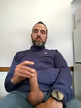 Snapshot of leon3875 chatting on 12/18/25, 03:27 leon3875 online show from 12/18/25, 03:27