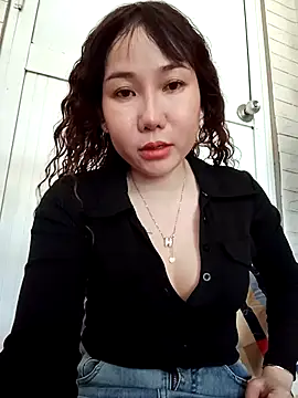 Snapshot of Ana_love2000 chatting on 03/18/25, 02:18 Ana love2000 online show from 03/18/25, 02:18