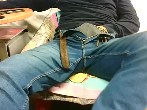 Snapshot of Giulio35_Pika chatting on 10/30/25, 04:59 Giulio35 Pika online show from 10/30/25, 04:59