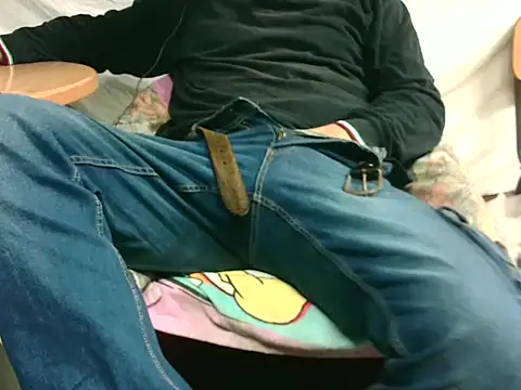 Snapshot of Giulio35_Pika chatting on 10/13/25, 07:37 Giulio35 Pika online show from 10/13/25, 07:37