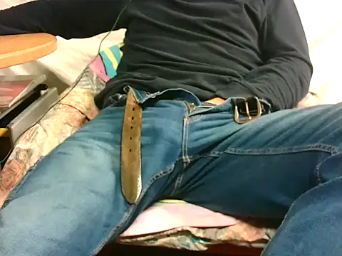 Snapshot of Giulio35_Pika chatting on 11/19/25, 04:07 Giulio35 Pika online show from 11/19/25, 04:07