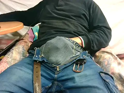 Snapshot of Giulio35_Pika chatting on 11/15/25, 06:17 Giulio35 Pika online show from 11/15/25, 06:17