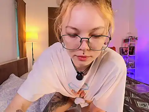 Snapshot of juicyshow_ chatting on 10/10/25, 12:22 juicyshow online show from 10/10/25, 12:22