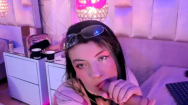 Snapshot of Broklinwhite_ chatting on 05/15/26, 01:42 Broklinwhite online show from 05/15/26, 01:42