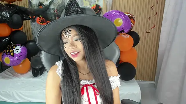 Lili 16 online show from 10/28/25, 11:09