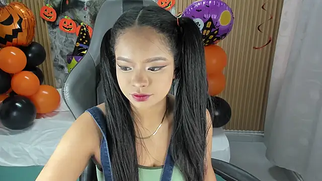 Lili 16 online show from 10/20/25, 11:11