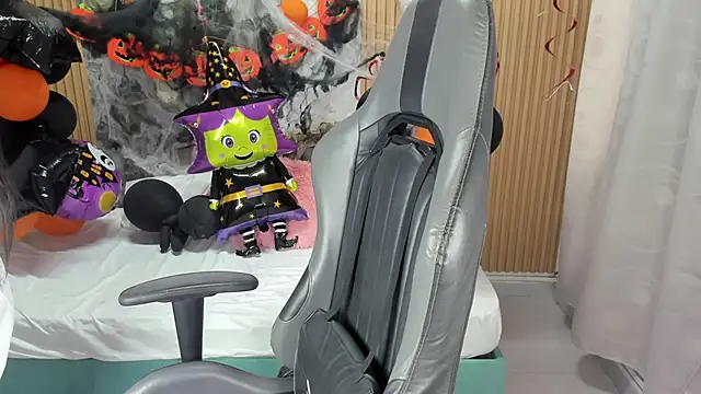 Lili 16 online show from 10/30/25, 11:08