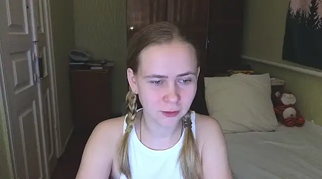Snapshot of Riley_Roo chatting on 02/14/25, 05:36 Riley Roo online show from 02/14/25, 05:36