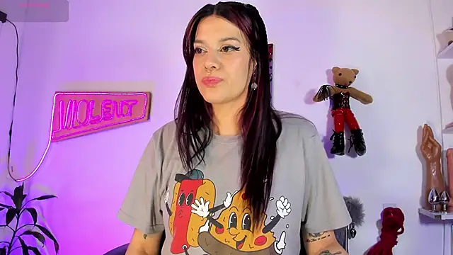 Snapshot of Violet-Queen chatting on 01/17/26, 07:01 Violet-Queen online show from 01/17/26, 07:01