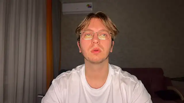 kiopiggy online show from 11/30/25, 10:10